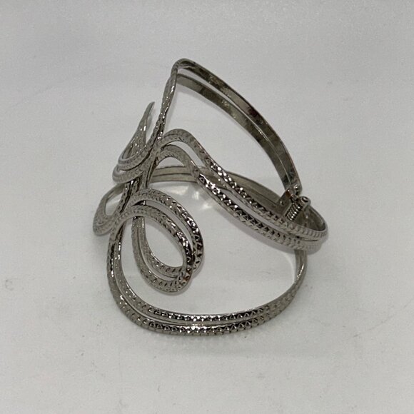 Vintage-Inspired Silver-Tone Openwork Hinged Bracelet Elegant Design - Picture 6 of 9